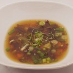 Miso polévka s řasou wakame, jarní cibulkou, mrkví a řapíkatým celerem