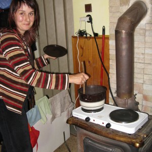 Helča vaří první amasaké na kamnech