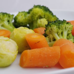 Na jaře častěji připravujeme zeleninu v páře či vaříme ve vodě místo restování