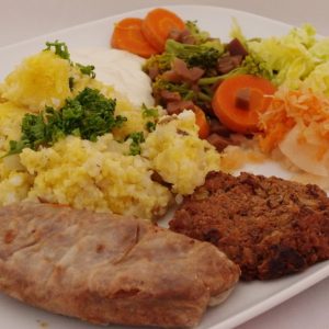 Větší karbanátek je zabalený a smažený v rýžovém papíru, menší je pečený v troubě